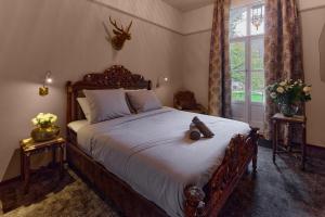a bedroom with a bed with a teddy bear on it at Wellnessresort & Hotel De Valkenberg in Rheden