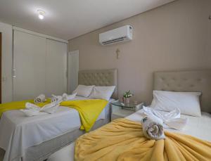 Ένα ή περισσότερα κρεβάτια σε δωμάτιο στο Scopa Beach Pé na Areia 100m Beach Park 3 Suítes +32 φωτογραφίες