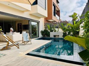 una piscina davanti a una casa di Luxury Oceanfront Villa with Private Pool! a Tamaris