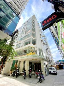 een gebouw met motoren die ervoor geparkeerd staan bij Art Deluxe Hotel in Nha Trang