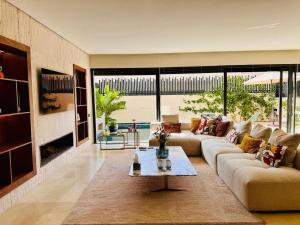 Area soggiorno di Luxury Oceanfront Villa with Private Pool!