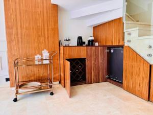 Cucina o angolo cottura di Luxury Oceanfront Villa with Private Pool!