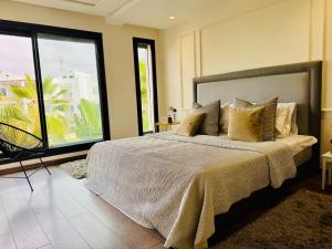 una camera da letto con un letto grande e una grande finestra di Luxury Oceanfront Villa with Private Pool! a Tamaris