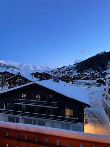 Cảnh núi rừng hoặc tầm nhìn ra núi từ căn hộ