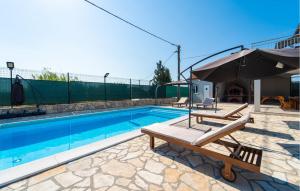 Bazén v ubytování Four-Bedroom Holiday Home In Islam Latinski nebo v jeho okolí