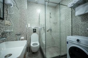 Et badeværelse på Gоderdzi Twins Hostel
