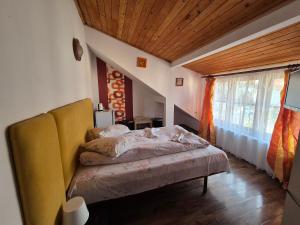 Un pat sau paturi într-o cameră la Pensiunea Liziera