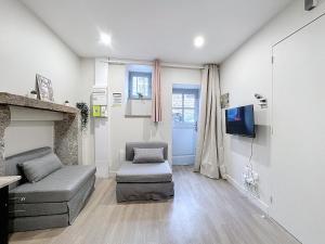 リオンにあるRiom - Immeuble 20 Couchages et 10 Litsのソファとテレビのあるリビングルーム