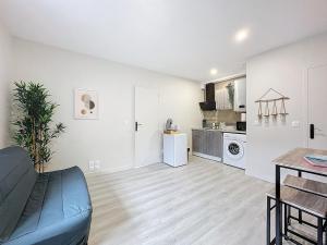 リオンにあるRiom - Immeuble 20 Couchages et 10 Litsのソファとキッチンのあるリビングルーム +11枚の写真