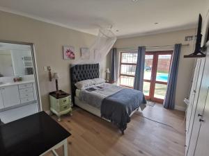 Katil atau katil-katil dalam bilik di Southern Suburbs Stays +22 gambar