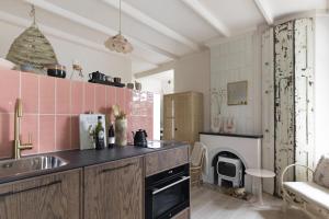 a kitchen with a sink and a stove at Magnolia Tree in Bergen +6 photos
