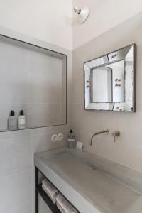 a bathroom with a tub and a mirror at Magnolia Tree in Bergen