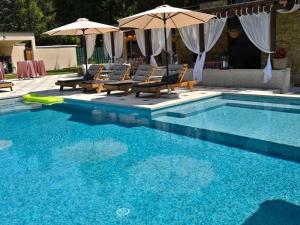 Bazén v ubytování Hotel Koliba na Grza nebo v jeho okolí