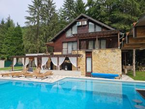 Bazén v ubytování Hotel Koliba na Grza nebo v jeho okolí