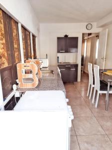 Η κουζίνα ή μικρή κουζίνα στο Appartement confortable à Saint-Gilles les Bains 27 m² avec vue