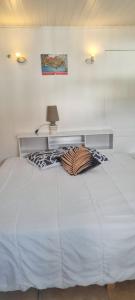 Ένα ή περισσότερα κρεβάτια σε δωμάτιο στο Appartement confortable à Saint-Gilles les Bains 27 m² avec vue