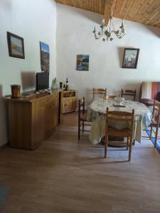 Μια τηλεόραση ή/και κέντρο ψυχαγωγίας στο Appartement Fontpédrouse au calme, spacieux +10 φωτογραφίες
