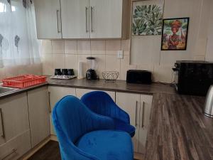 Η κουζίνα ή μικρή κουζίνα στο Oakway Guest Suite 2 Beds 1Bath Aircon Kitchen Private