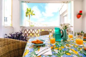 stół z talerzem jedzenia na balkonie w obiekcie Golf Gardens Miraflores - Bright and spacious apartment w mieście Mijas Costa