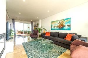 salon z kanapą i szklanym stołem w obiekcie Golf Gardens Miraflores - Bright and spacious apartment w mieście Mijas Costa