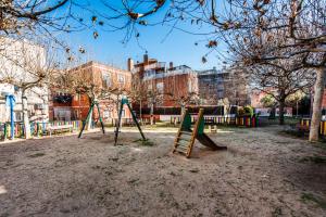 - une aire de jeux dans un parc avec balançoire dans l'établissement Encantador apartamento en Barajas by beBalmy, à Madrid