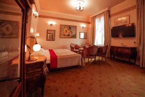 TV a/nebo společenská místnost v ubytování Hotel Ambasada Bolesławiec
