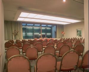a room with a bunch of chairs in it at NH Córdoba Urbano in Córdoba