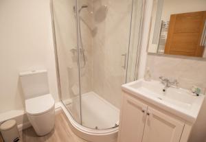 une salle de bains avec douche, toilettes et lavabo dans l'établissement The Courtyard, 30 Seconds to Sea By Air Premier, à Seaford