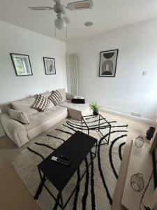 a living room with a white couch and a table at Two bed town centre Ipswich apartment contractor stays leisure and travel in Ipswich