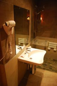 A bathroom at Hotel Santa Faz Még 23 kép