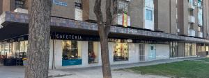 Un frente de tienda de un edificio de ladrillo con ventanas en GOLD SUITE APARMENT Wifi AC SERVICES E1, en Madrid