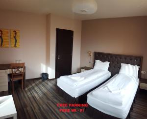 Postel nebo postele na pokoji v ubytování City Blagoevgrad Family Hotel
