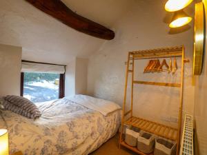 Un pat sau paturi într-o cameră la Peak Cottage