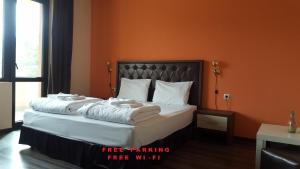 Postel nebo postele na pokoji v ubytování City Blagoevgrad Family Hotel