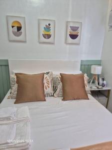 Кровать или кровати в номере Cozy Crib Suite Condo with Balcony Pool & Gym +32 фотографии