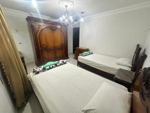 Postel nebo postele na pokoji v ubytování Pharaohs Rooms