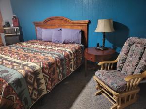 En eller flere senge i et værelse på KJ's Inn and Suites By OYO Gettysburg US Hwy 212