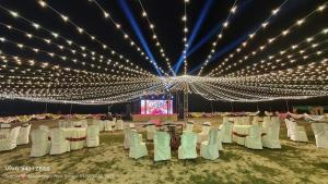 Večerní zábavní program pro hosty v ubytování ST Apple Beach Resort Mandarmani + 151 fotografií