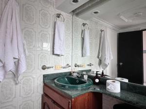 Un baño con lavabo, espejo y toallas. en Apartamento cerca a Estadio con balcon y 5 habitaciones, en Medellín 82 fotos más