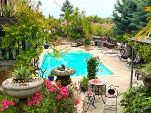 a swimming pool in a garden with plants and flowers at Villa Merkel - 27 pers - 11 chambr - 10 WC - Piscine in Anglet