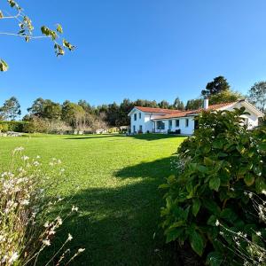una casa con un gran patio con césped en Maravillosa casa entre el mar y la montaña Selnatur, en Ardines