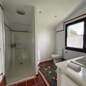 Un baño con ducha, inodoro y lavabo. en Maravillosa casa entre el mar y la montaña Selnatur, en Ardines