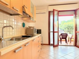 eine Küche mit einem Waschbecken und einem Tisch in der Unterkunft Appartamento La Cavaliera in San Vincenzo