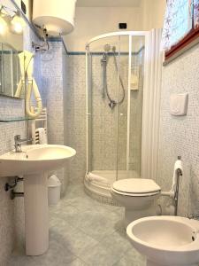 ein Badezimmer mit Dusche, Toilette und Waschbecken in der Unterkunft Appartamento La Cavaliera in San Vincenzo