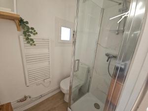 Et badeværelse på Studio moderne et calme