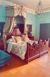 A bed or beds in a room at La Foresteria di Palazzo Picedi Benettini