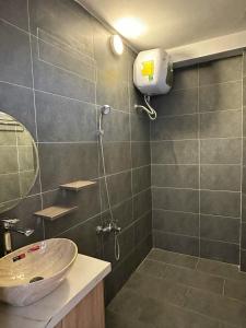 ein Badezimmer mit Dusche und Waschbecken in der Unterkunft Mary House in Buôn Ea Trum + 12 Fotos