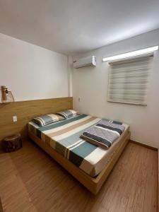 ein Schlafzimmer mit einem großen Bett in einem Zimmer in der Unterkunft Mary House in Buôn Ea Trum