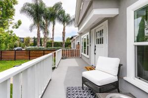 Balkón nebo terasa v ubytování Charming Hollywood Bungalow with Private Parking