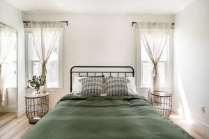 Postel nebo postele na pokoji v ubytování Charming Hollywood Bungalow with Private Parking